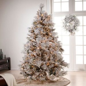 Traditional Christmas Tree Decorating with Trendy Accents