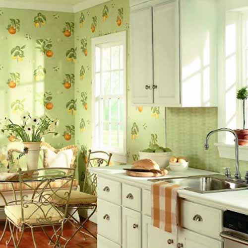 Màu sơn xanh cho nhà bếp và giấy dán tường xanh lá cây cho trang trí nhà bếp - Nếu bạn đang muốn tìm kiếm một cách để tạo cho căn bếp của mình sự mới mẻ và thú vị, hãy thử sử dụng màu sơn xanh cho các bộ phận như cửa sổ, cánh cửa và bộ đồ nội thất. Bên cạnh đó, hãy thêm một chút xanh lá cây với giấy dán tường cho trang trí nhà bếp của bạn để tạo ra một không gian rất tươi mới và cuốn hút.