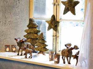 20 Beautiful Window Sill Decorating Ideas for Christmas and New Years