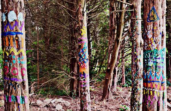 Bright Painting Ideas for Decorating Trees, Creative Backyard Ideas