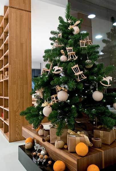 Unique Christmas Tree Decorating Design Reflecting Old Traditions and Contemporary Ideas