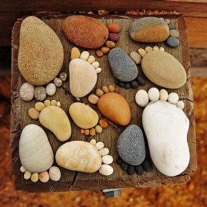 25 Beautiful Landscaping Ideas Adding Beach Stones to Modern Backyard ...