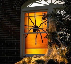 30 Simple Halloween Ideas for Mysteriously Glowing Window Decorations