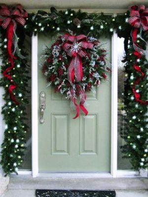 20 Inspiring Outdoor Lights and Door Decorations for Winter