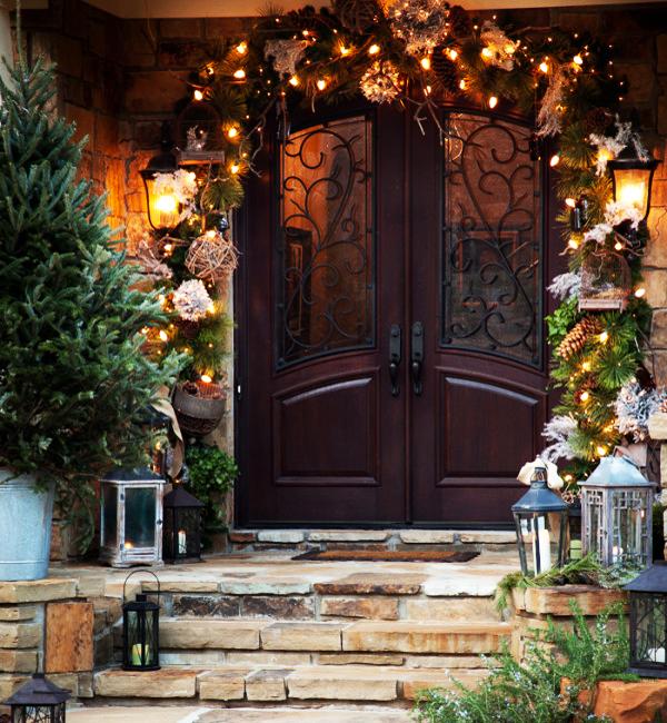 20 Inspiring Outdoor Lights and Door Decorations for Winter