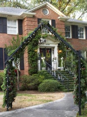 22 Bright Door Decoration Ideas Using Christmas Lights