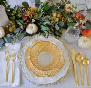 Golden Accents for Dazzling Thanksgiving Table Decoration